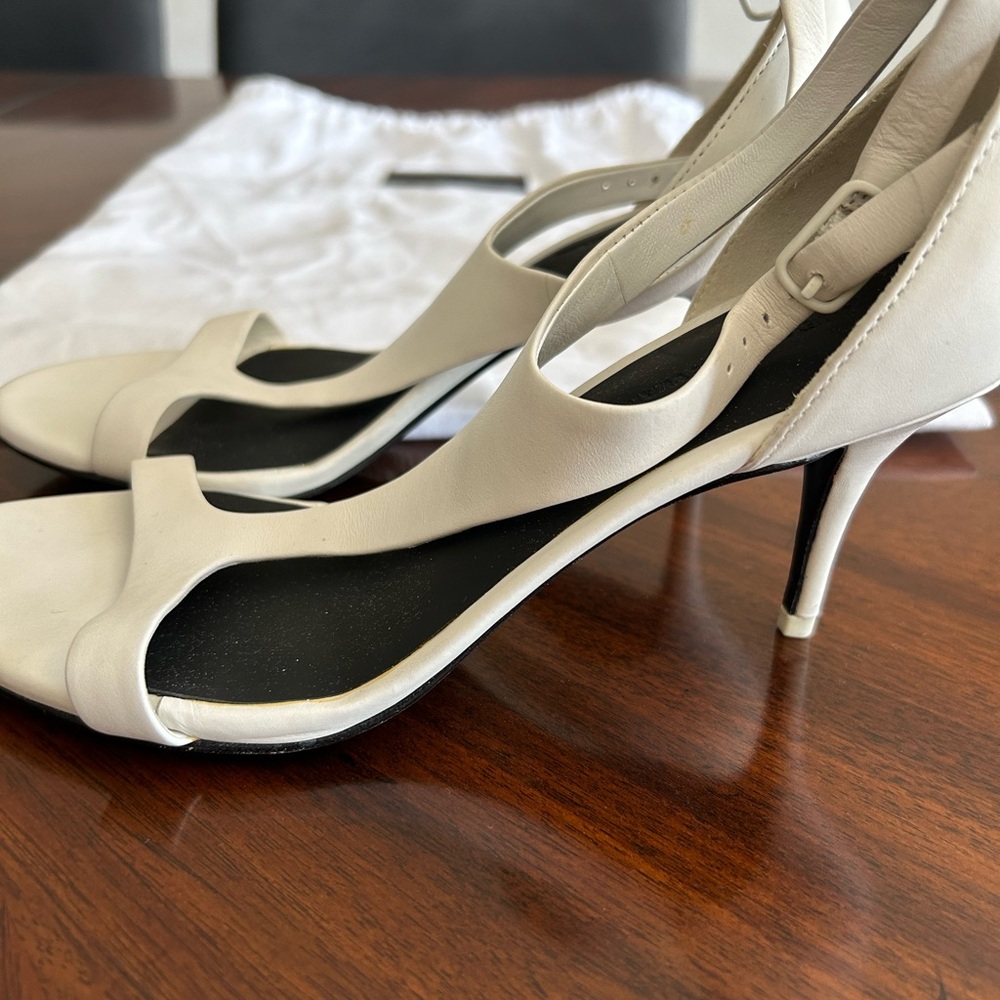 Alexander Wang heel sandal

Size 6 1/2

Never worn